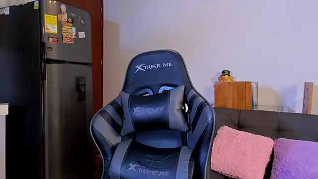 Amypond   online show from April 2026 05:38:01 PM