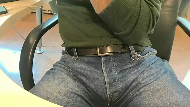 alessandroman2114 online show from April 2026 04:46:02 PM