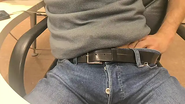 alessandroman2114 online show from February 2026 06:04:02 PM