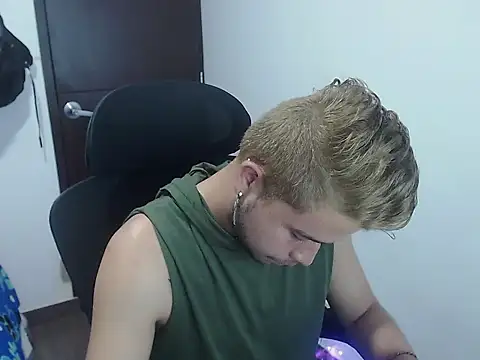 JOHANLEON1 online show from October 2025 03:46:02 PM