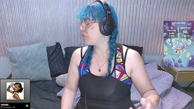 Eli666uwu online show from December 2025 10:48:02 AM