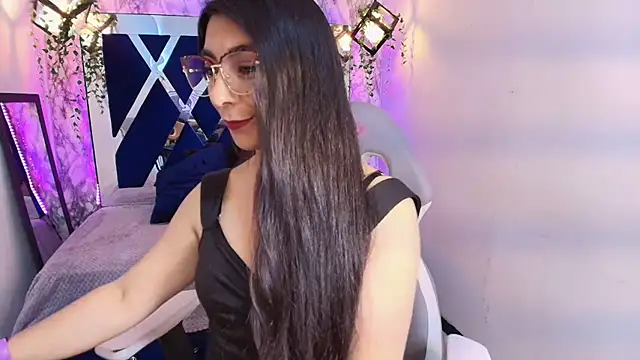 Karla hernandez  online show from September 2025 12:00:02 PM
