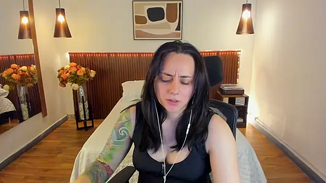 Snapshot of KatherineBond chatting on June 2026 07:24:01 PM KatherineBond online show from June 2026 07:24:01 PM
