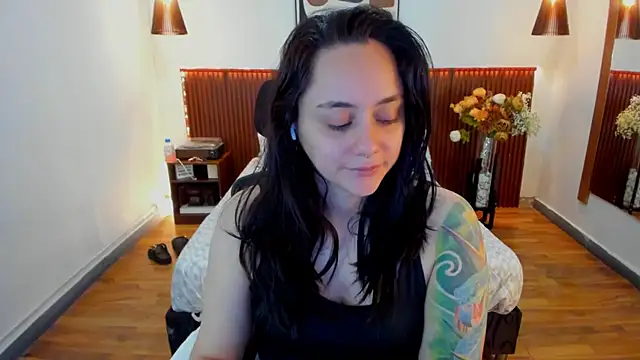 Snapshot of KatherineBond chatting on May 2026 06:48:02 PM KatherineBond online show from May 2026 06:48:02 PM