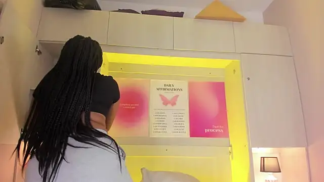 tamaraa smiith online show from March 2026 12:12:01 PM