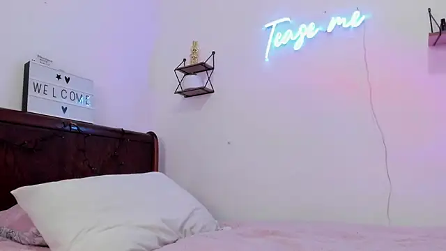 Manuela monroe online show from November 2025 08:20:02 PM