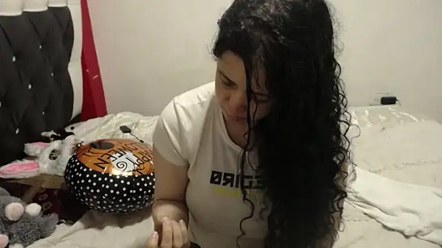 Katty Bones online show from November 2025 01:27:02 PM