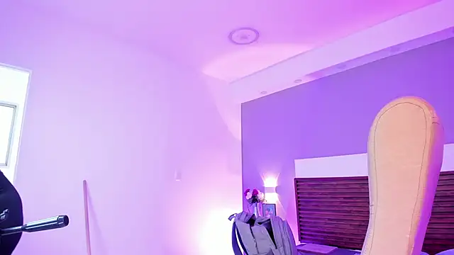 Adelehottman online show from April 2026 01:07:01 PM