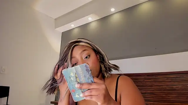 Adelehottman online show from November 2025 12:09:02 PM