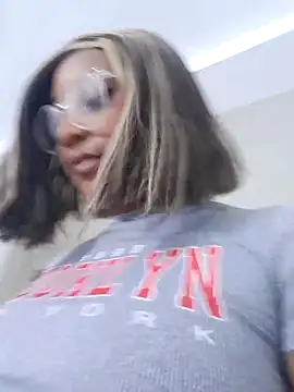 Adelehottman online show from November 2025 12:16:02 PM