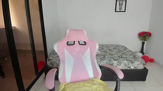 julinee smithh online show from October 2025 12:48:01 PM