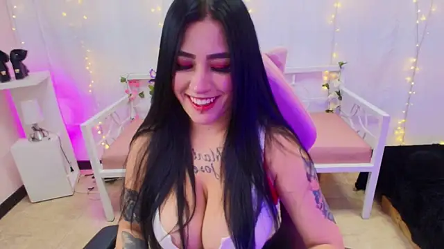 chica Hetfield online show from February 2025 03:17:02 PM