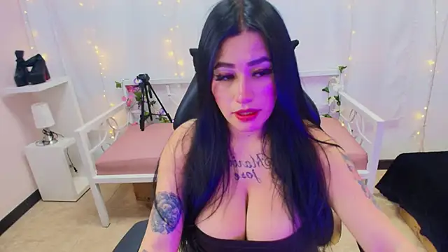 chica Hetfield online show from February 2025 05:20:01 PM