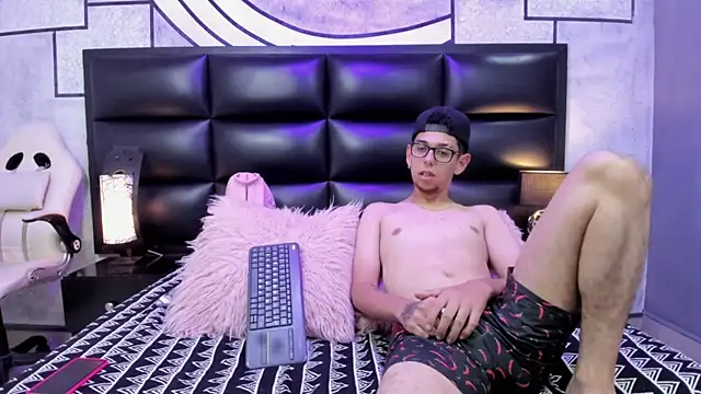 Derek and Skarlet online show from March 2025 05:23:02 PM