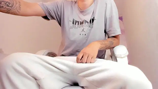 Snapshot of FrannBoy chatting on February 2026 03:51:01 AM FrannBoy online show from February 2026 03:51:01 AM