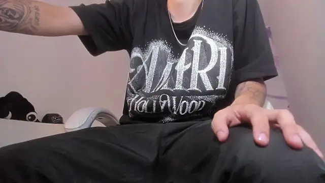 Snapshot of FrannBoy chatting on February 2026 04:11:02 AM FrannBoy online show from February 2026 04:11:02 AM