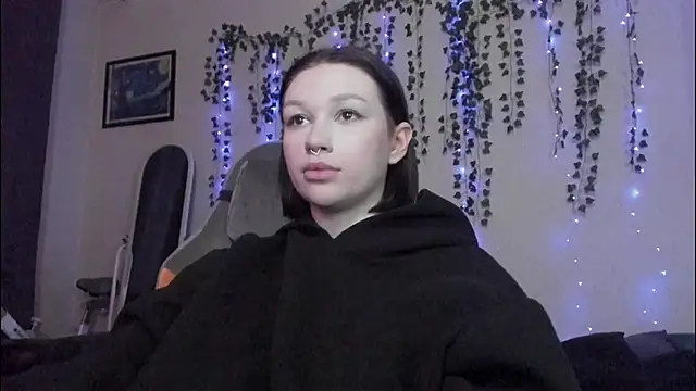 Snapshot of Emmy_m00n chatting on December 2024 09:50:01 AM Emmy m00n online show from December 2024 09:50:01 AM