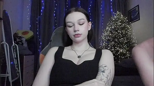 Snapshot of Emmy_m00n chatting on December 2024 02:34:02 AM Emmy m00n online show from December 2024 02:34:02 AM