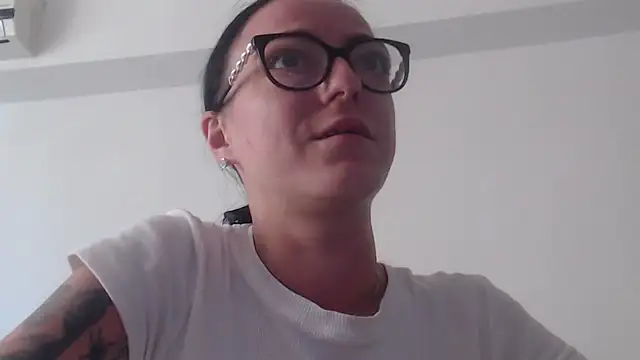 Snapshot of IzabelllNoir chatting on May 2026 12:00:02 PM IzabelllNoir online show from May 2026 12:00:02 PM