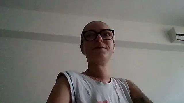 Snapshot of IzabelllNoir chatting on June 2026 09:43:01 AM IzabelllNoir online show from June 2026 09:43:01 AM