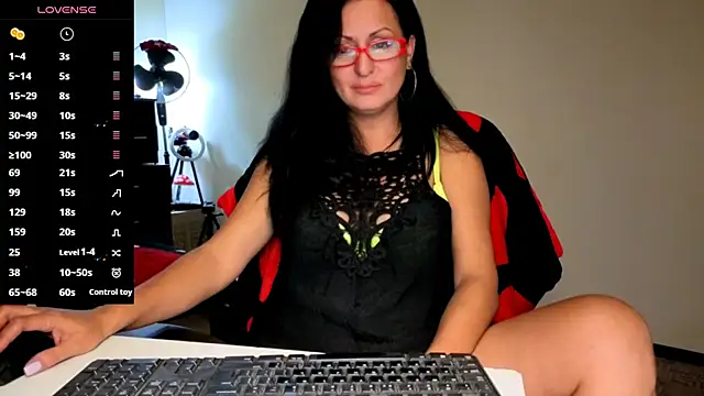 Snapshot of YourDreamLoverr chatting on October 2025 10:32:02 PM YourDreamLoverr online show from October 2025 10:32:02 PM