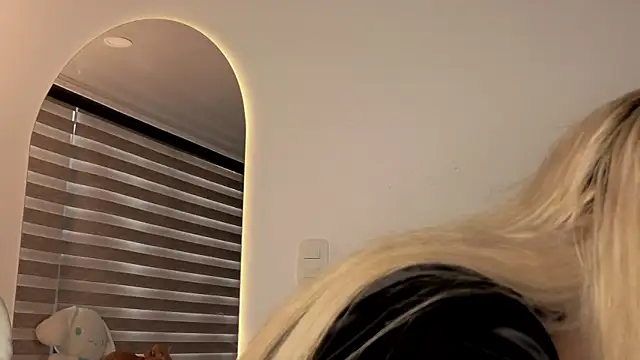 AtheneaRossi online show from October 2025 12:48:02 PM