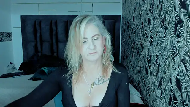 ScarletHoot  online show from September 2025 12:11:01 PM