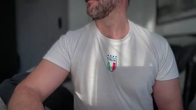 Snapshot of Mr_Beef chatting on December 2025 02:22:02 PM Mr Beef online show from December 2025 02:22:02 PM