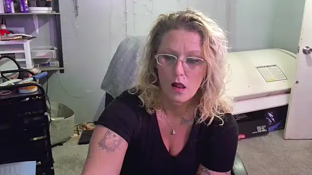 Lisalovely6981 online show from February 2025 05:15:02 PM