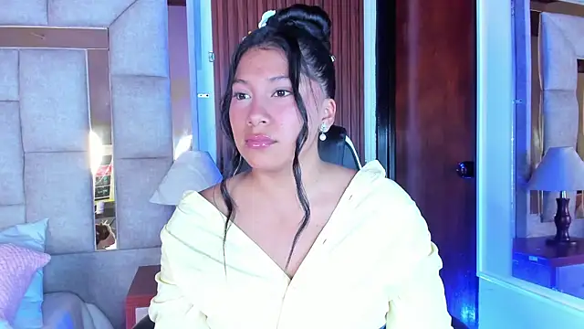 LinnaGardenia online show from December 2025 01:00:01 PM