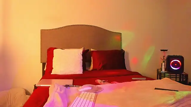 yiauana online show from December 2025 03:29:02 AM