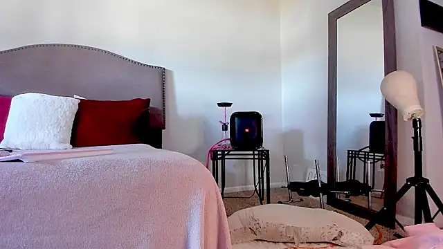 yiauana online show from November 2025 04:01:02 PM