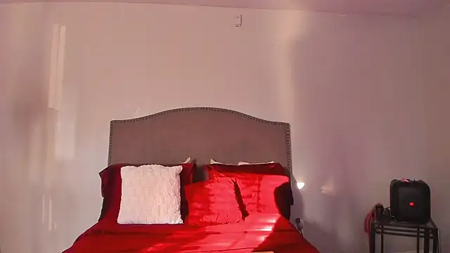 yiauana online show from November 2025 01:48:02 PM