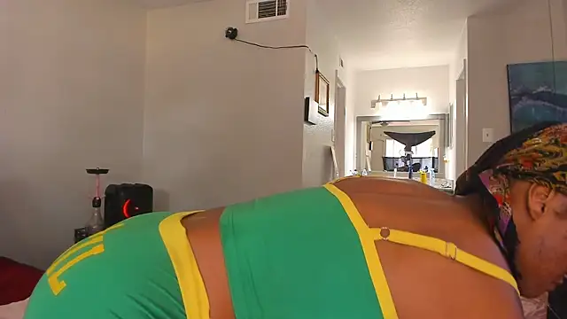 yiauana online show from November 2025 08:56:02 PM