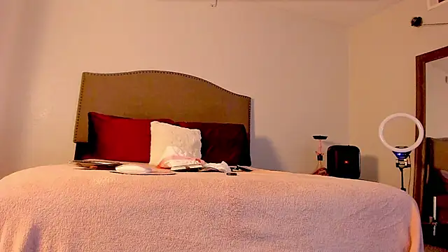 yiauana online show from November 2025 04:07:01 AM