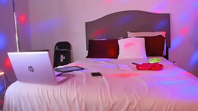 yiauana online show from December 2025 08:04:02 PM