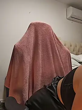 AvaLloyd online show from December 2025 03:33:01 AM