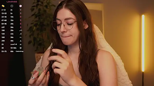 Ester Hill online show from December 2025 01:17:01 AM