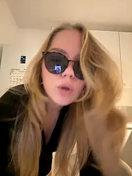 Snapshot of Little_Forest_ELF chatting on November 2025 06:19:02 PM Little Forest ELF online show from November 2025 06:19:02 PM