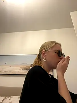 Snapshot of Little_Forest_ELF chatting on November 2025 12:42:01 PM Little Forest ELF online show from November 2025 12:42:01 PM