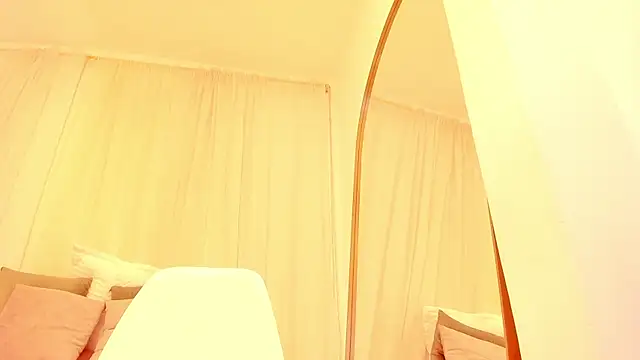 Petite Lucie online show from October 2025 07:04:02 PM
