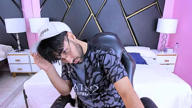 Snapshot of MilanZaire chatting on November 2025 03:00:02 AM MilanZaire online show from November 2025 03:00:02 AM