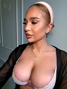 Snapshot of CardiSweetBaby chatting on September 2025 03:27:01 PM CardiSweetBaby online show from September 2025 03:27:01 PM