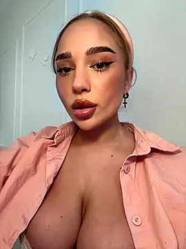 Snapshot of CardiSweetBaby chatting on September 2025 03:23:01 PM CardiSweetBaby online show from September 2025 03:23:01 PM