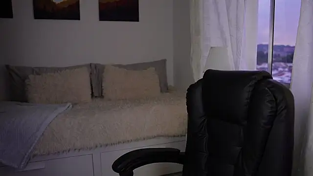 Snapshot of SaraParisi chatting on October 2025 10:43:02 PM SaraParisi online show from October 2025 10:43:02 PM