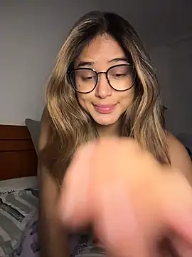 Snapshot of SaraParisi chatting on October 2025 03:58:01 AM SaraParisi online show from October 2025 03:58:01 AM