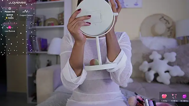 Snapshot of SaraParisi chatting on November 2025 10:35:02 PM SaraParisi online show from November 2025 10:35:02 PM