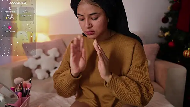 Snapshot of SaraParisi chatting on November 2025 10:43:02 PM SaraParisi online show from November 2025 10:43:02 PM