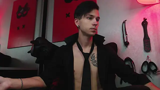Joseph  Quinn online show from February 2025 08:02:02 AM