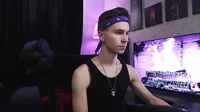 Joseph  Quinn online show from September 2025 08:37:02 AM